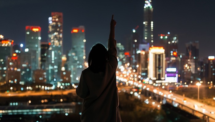 重生、逆袭、当霸总,国货美妆和洋快餐都迷上了拍短剧