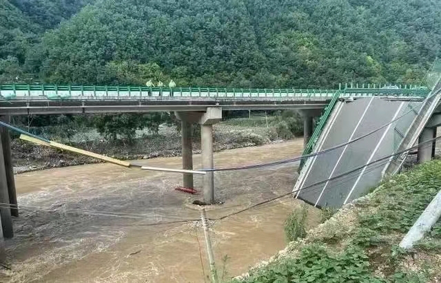 陕西柞水高速桥垮塌事故3辆落水车被发现,救援人员:救援难度大但水位有所下降