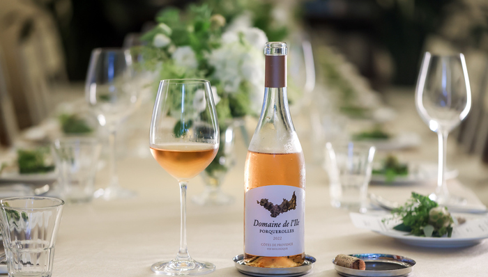 “大無(wú)燒肉”推出夏季新菜，孟買(mǎi)藍(lán)寶石金酒“創(chuàng)見(jiàn)空間”藝術(shù)展亮相上海 | 美食情報(bào)