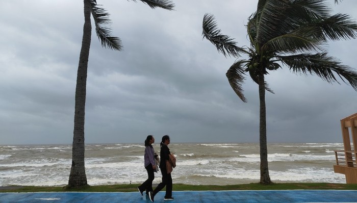 台风“银杏”影响趋弱,部分过海列车恢复开行