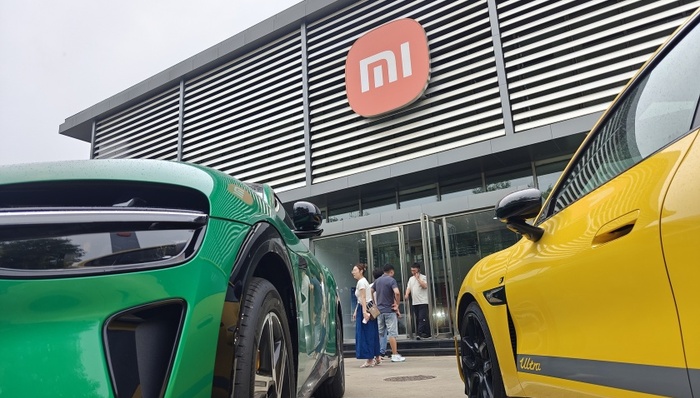 YU7赛道测试时刹车片起火,小米回应:极端情况下直接驻车所致