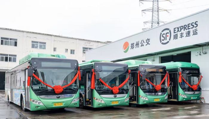 “白天载客晚上拉货”?郑州公交回应:与顺丰确有合作