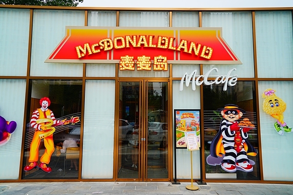 麦当劳经典奶昔限时回归,门店排长队催生100元代购