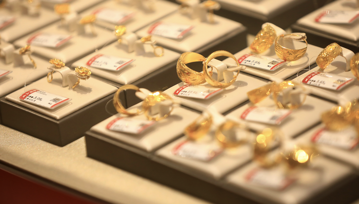 金饰克价一夜涨回1200元,国际金价结束四连跌