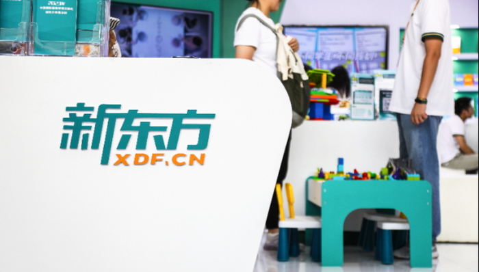 俞敏洪在南极旅游发全员信引争议,有新东方员工称“无法共情”