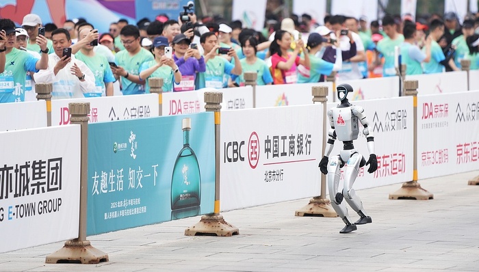 宇树机器人马拉松比赛起跑线摔倒,到底是不是技术“不行”?