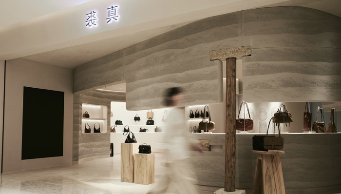 裘真背靠珠三角工厂,一举反超国际轻奢包袋品牌|新国货精品时代 ①