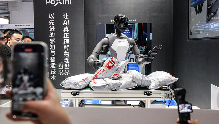 2025世界机器人大会观察:机器人越来越强,集体“找活干”