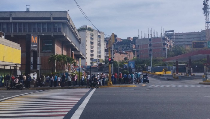 委內(nèi)瑞拉遭襲24小時后，當?shù)厝耍阂磺杏型謴驼? /><p ><span>本文圖片均由受訪者提供</span></p></div><span id=