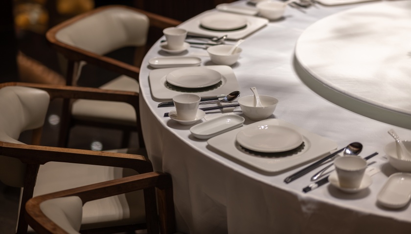 地方新闻精选 | 重庆一饭店使用阴阳菜单被责令停业整顿 雪豹咬伤游客后又咬死35只羊