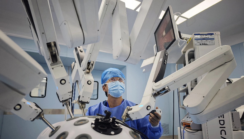 国产手术机器人走过行业重启年