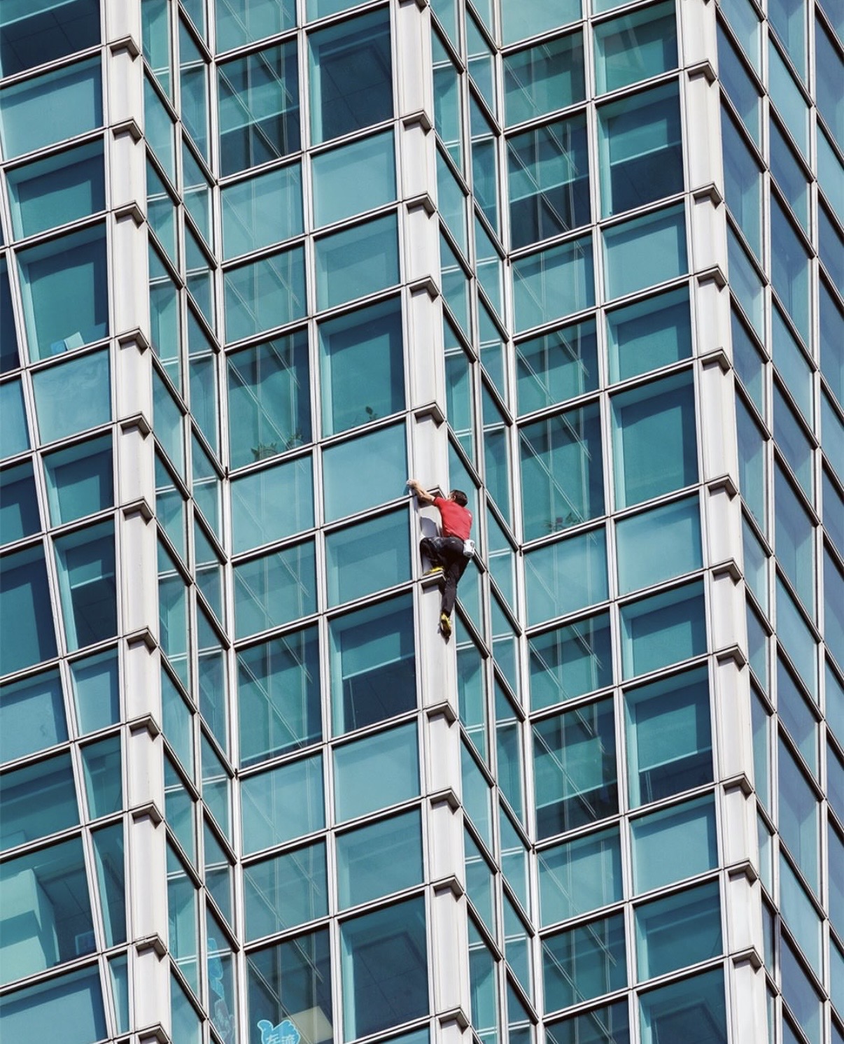 徒手攀登台北101:极限攀岩者的疯狂与理性