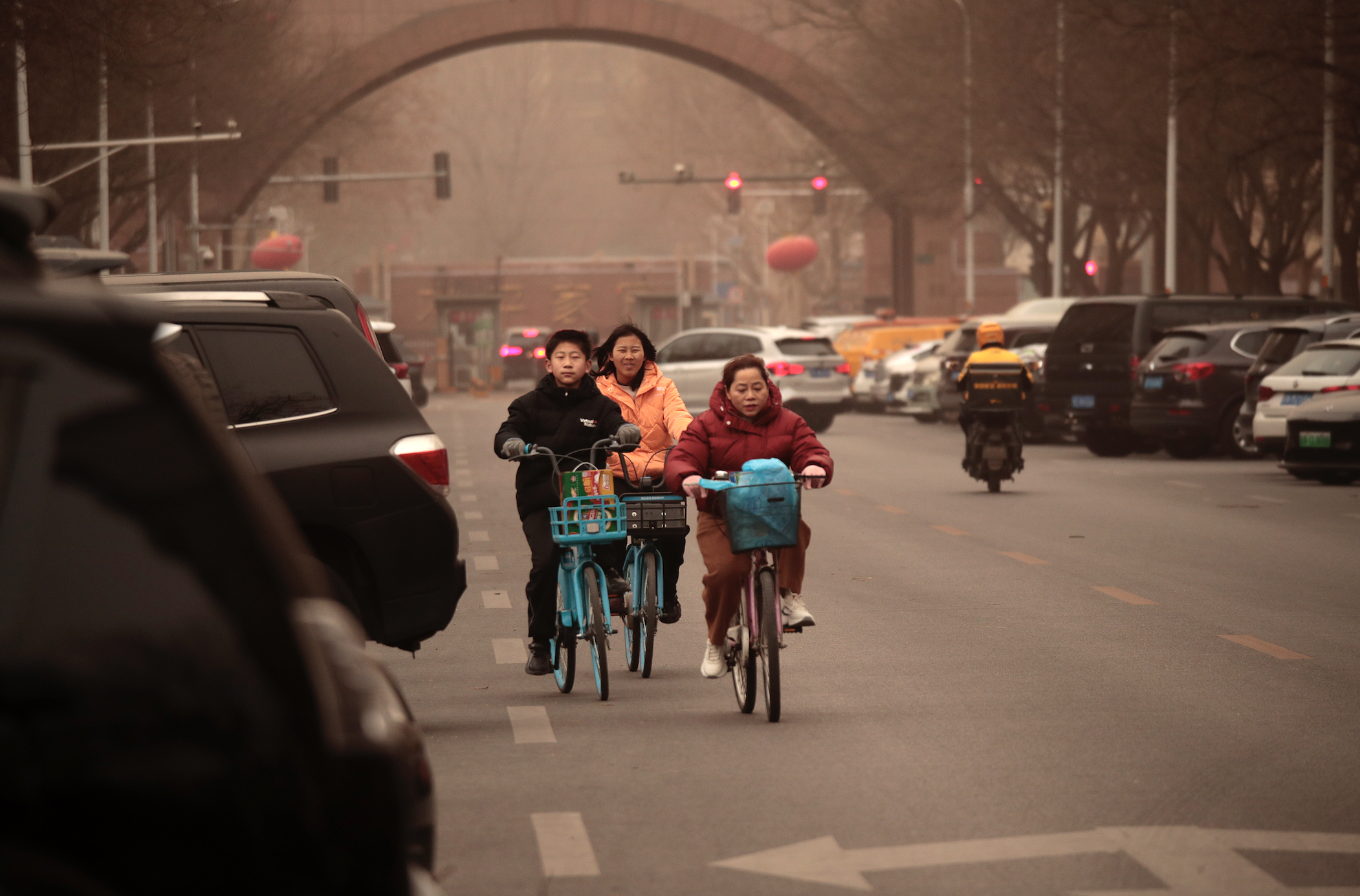 沙尘席卷北方多地！景区紧急闭园，冷空气将裹挟沙尘南下|界面新闻 · 中国