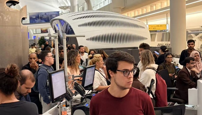 旅游风向标,航空瞭望中东国际机场;滞留者;惊魂未定;机场;难民所;尽快改签;回国