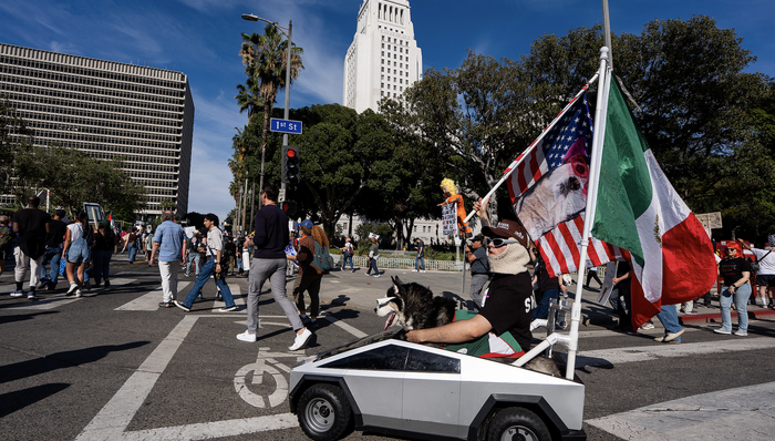 洛杉矶,游行,特朗普,反对美国政府;对伊朗动武;千人包围;洛杉矶政府机构大楼