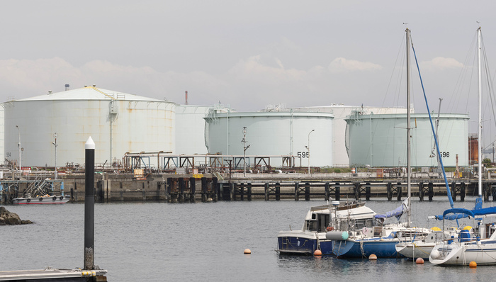 特朗普称对伊朗战争已结束,霍尔木兹海峡部分恢复通行