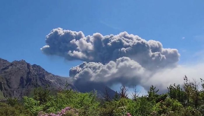 日本樱岛火山喷发;火山灰柱1300米;市中心泥泞不堪