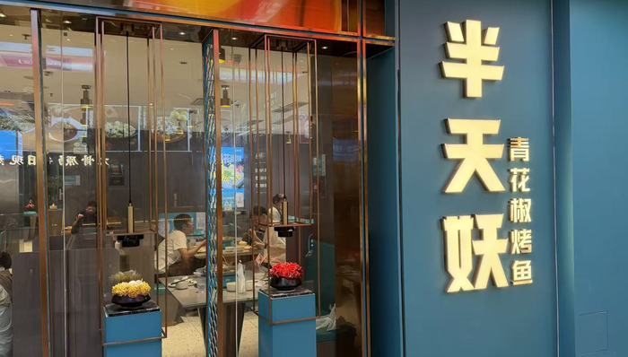 这个男人承包了商场里的半个餐饮层