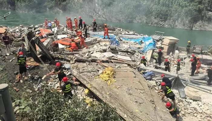 重庆彭水县;山体崩塌;房子冲至河堤;8死34人失联