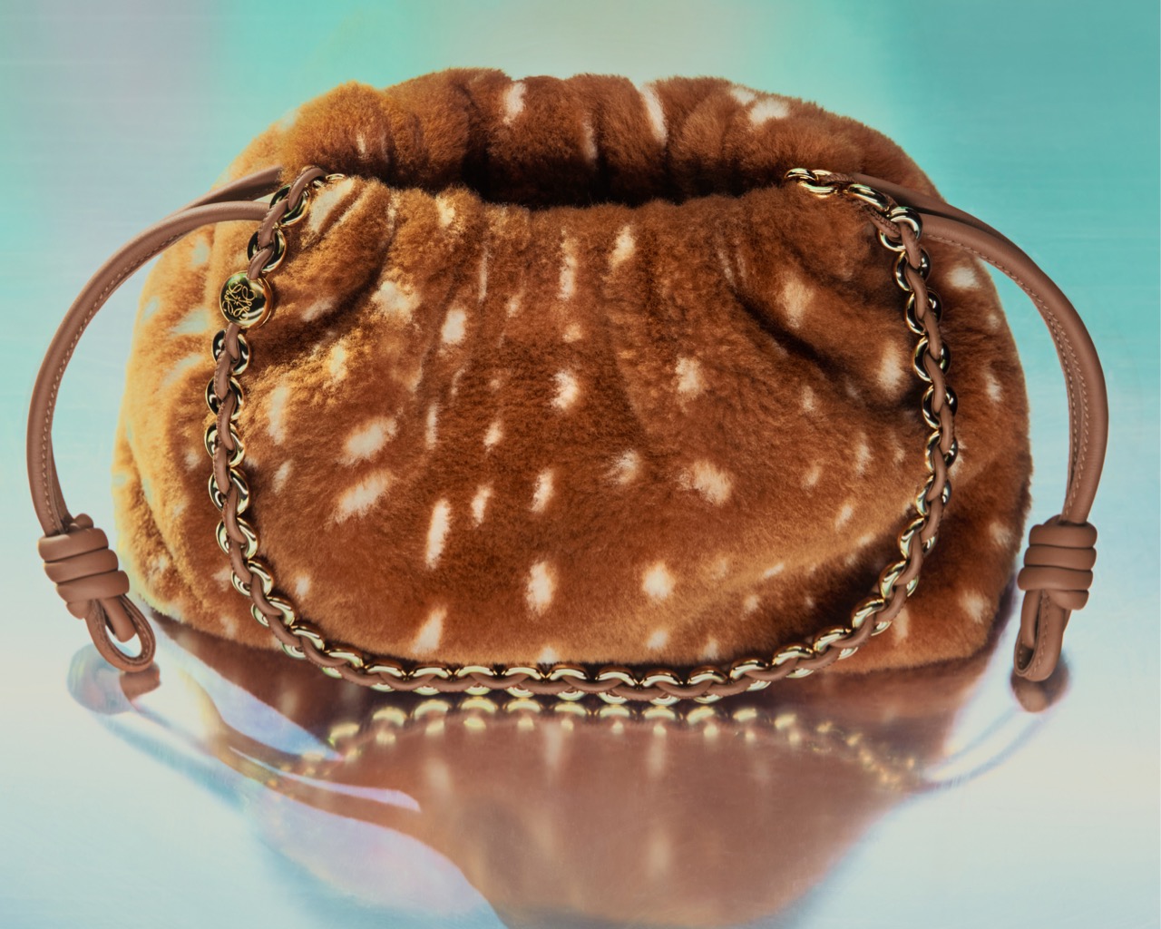 AMI Paris马年意象下的温和表达,LOEWE以马为引点亮新岁的勇气与想象|是日美好事物|界面新闻 · 时尚