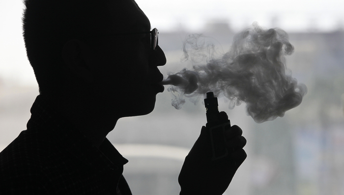 一支烟如何越过我们的边界|编辑部聊天室