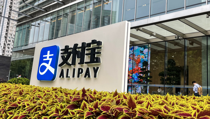 支付宝“碰一下”用户破4亿,下一步增长要靠AI