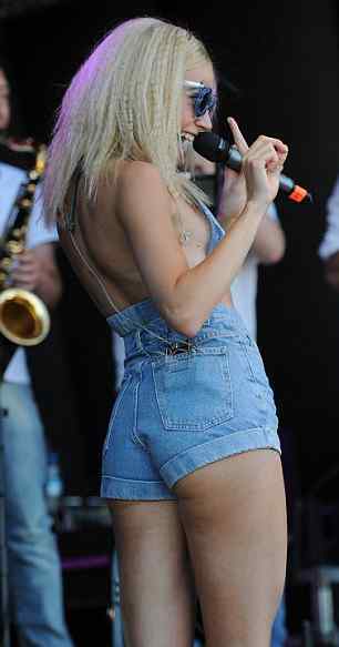 小精灵洛特着<em>露屁短裤</em> 大秀美腿翘臀|界面娱乐