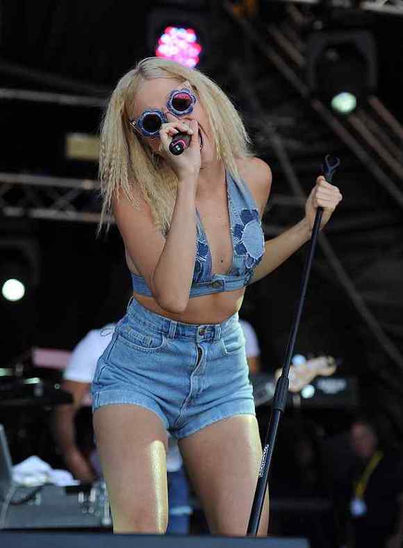 小精灵洛特着<em>露屁短裤</em> 大秀美腿翘臀|界面娱乐