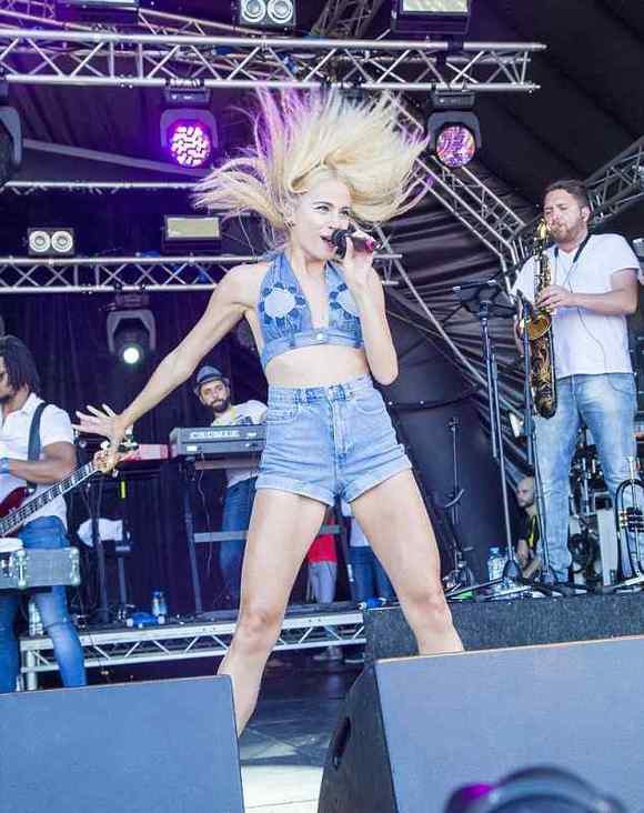 小精灵洛特着<em>露屁短裤</em> 大秀美腿翘臀|界面娱乐