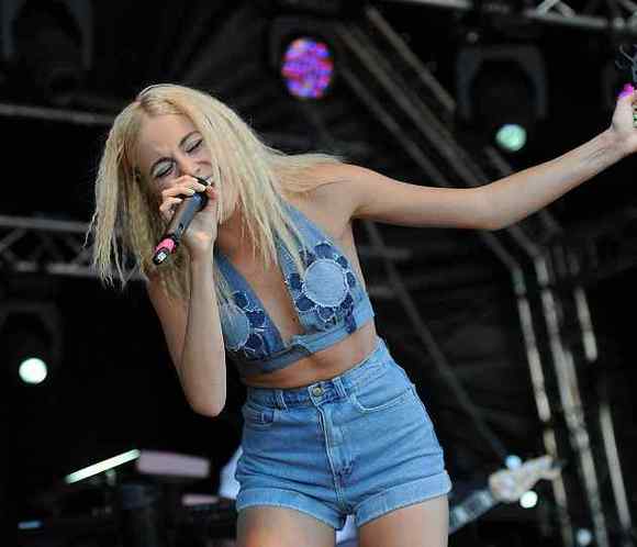 小精灵洛特着<em>露屁短裤</em> 大秀美腿翘臀|界面娱乐