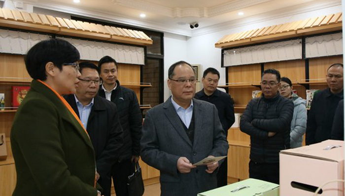 余其豹调研兴宁市电商产业发展情况