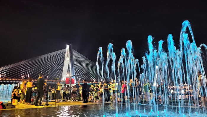 夜间经济放异彩,海口湾成“网红地”