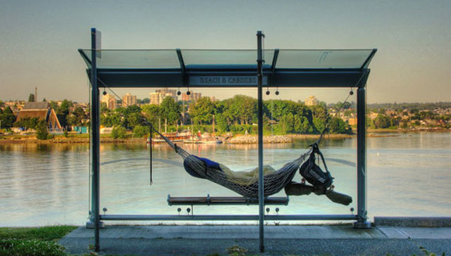 在这样的公交站等车不无聊