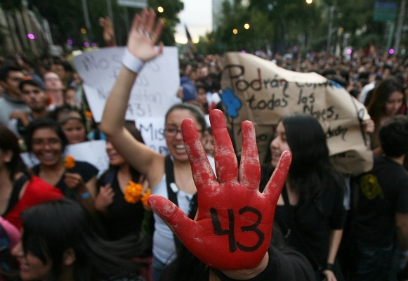 墨西哥43名学生失踪引数千人抗议 市长竟用毒贩对付学生