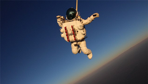 Google副总裁：4万米高空跳伞很疯狂，但很美