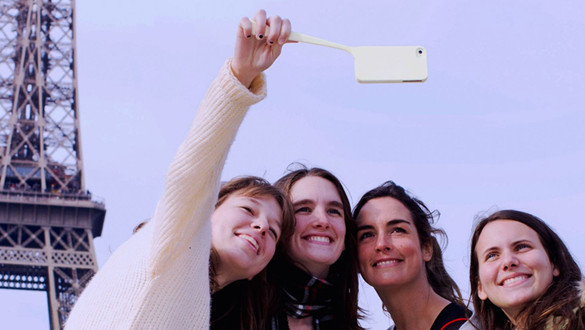 奇葩！俄罗斯官方警告年轻人不要群体自拍 因为会传播头虱