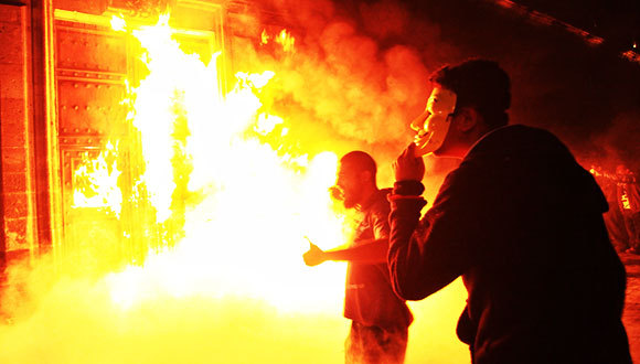 墨西哥43名失踪学生遭焚尸灭迹 示威者火烧总统府大门