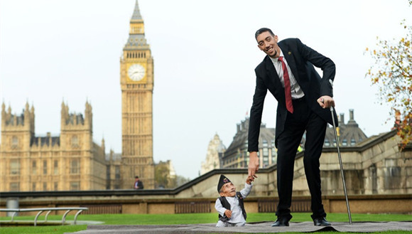 世界上最高和最矮的人聚首伦敦，庆祝吉尼斯世界纪录60周年