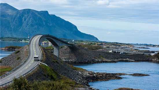 又美又危险，挪威的这座桥是真的醉了