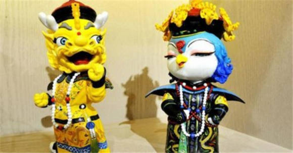 故宫推出的吉祥物，叫“壮壮”和“美美”