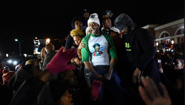 大陪审团决议不起诉弗格森枪击案警官之后，美国许多地方陷入了混乱