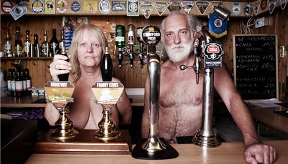 英国神秘裸体村日常生活照 首次大公开