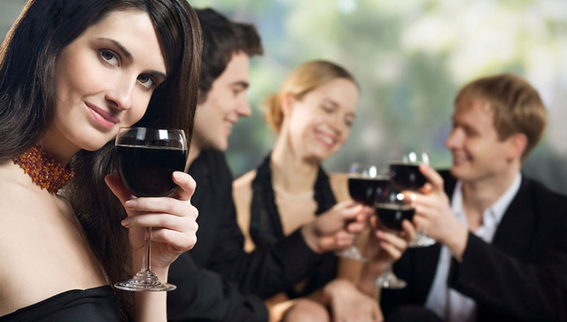 很遗憾地告诉你：酒量基本上是练不出来的