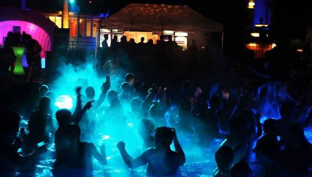 匈牙利人泡温泉的方式，就是这么任性