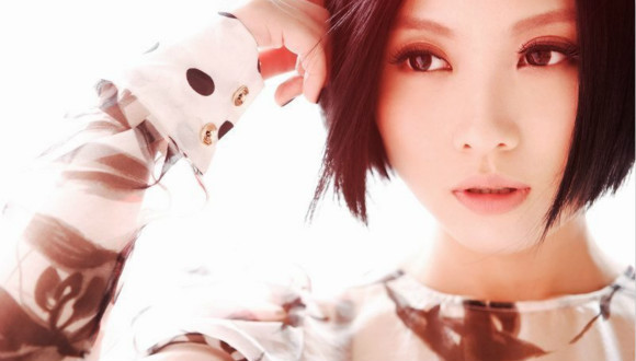 姚贝娜在录制节目时就曾因支气管炎发作当场咳血。随后的一个多月，姚贝娜都未在公众场合现身，11月27日