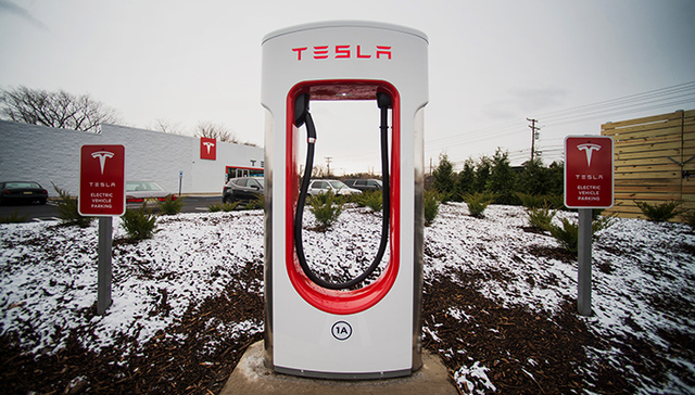 买特斯拉免费安装充电桩,特斯拉净亏损扩大