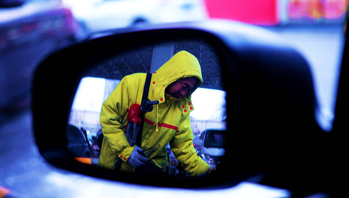 国内首次油价上涨,重庆再现储油卡
