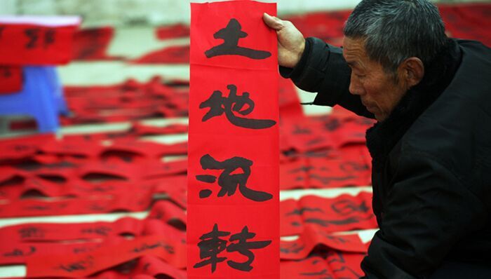 通过市场化手段激活农村生产要素和农村产权,加强农村法制建设