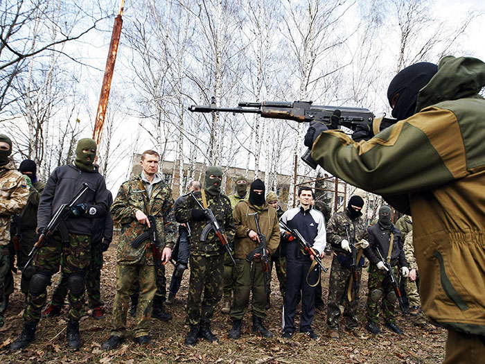 3月1日,乌克兰基辅,乌克兰志愿军"亚速营(azov battalion)成员指导