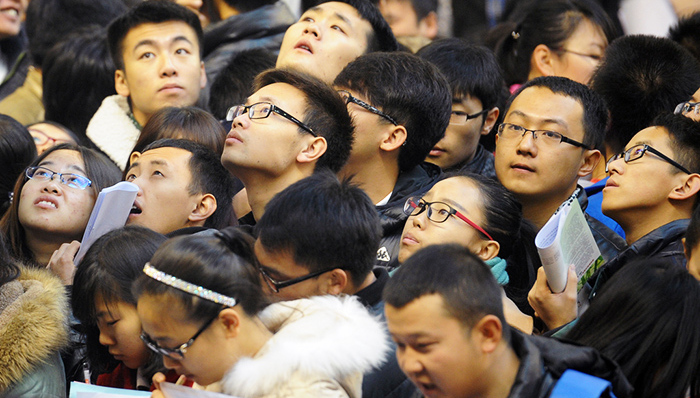 人社部部长保障高校毕业生就业,2015年就业形势严峻